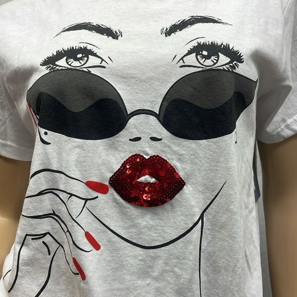 On Fire White Lady Face Short Sleeve Tee Shirt NWT - Picture 2 of 6